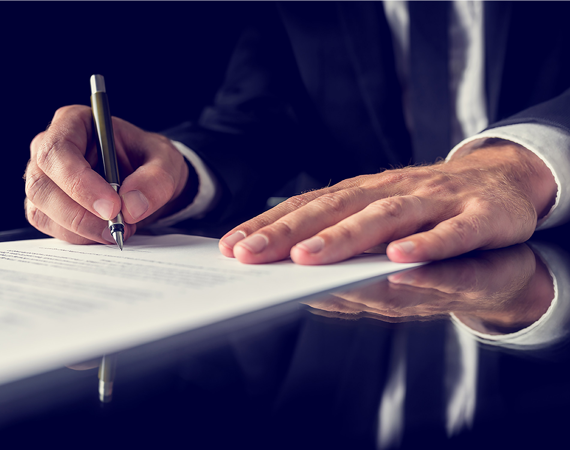 /-/media/images/website/background-images/practices/restructuring-insolvency-and-bankruptcy/signing-legal-document-istock-502351625_1900x1500.ashx?sc_lang=pt-br